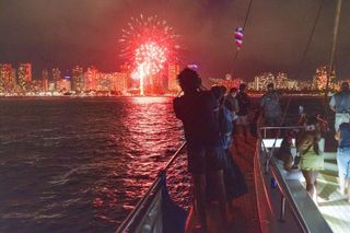 Waikiki: Fireworks Cruise from Beach & Cocktail Open Bar | Oahu