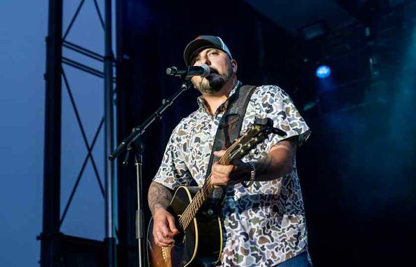 Tyler Farr: QUIT BEIN' COUNTRY Acoustic Tour