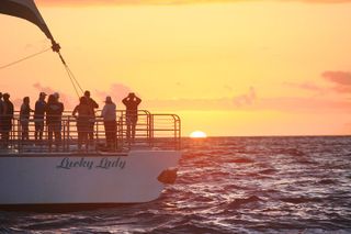 Kauai: Deluxe Na Pali Sunset Cruise aboard Lucky Lady