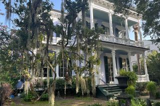 New Orleans Small-Group Garden District Walking Tour