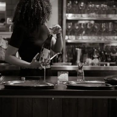 V Wine Salon