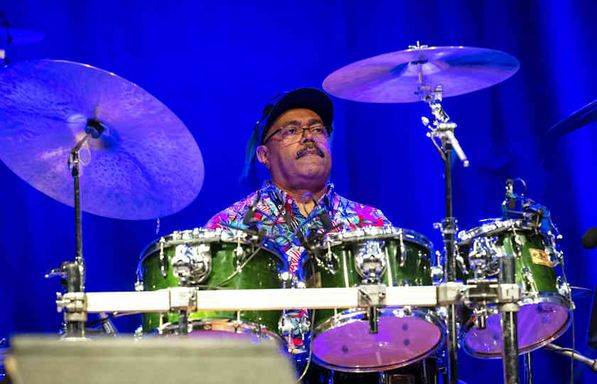 MIKE STERN QUINTET with: Leni Stern (guitar, ngoni & vocals), Bob Franceschini (saxophone), Janek Gwizdala (bass) and Dennis Chambers (drums)