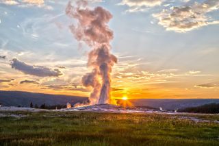 From Jackson Hole: Yellowstone Old Faithful, Waterfalls and Wildlife Day Tour