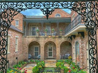 Historic Mobile: A Private Day Tour with Bellingrath Gardens