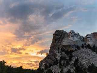 Mt Rushmore Night Ceremony and Tour - with Tunnels and Stargazing