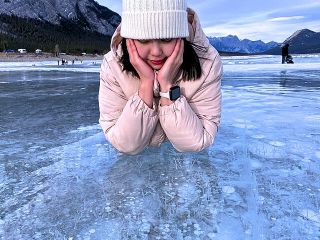 Winter Tour Peyto Lake Ice Bubbles at Abraham Lake Frozen Trip