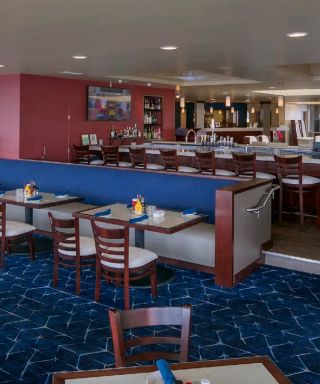 Quarterdeck Restaurant- Bay Club Hotel And Marina