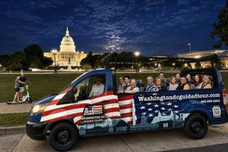 DC'S Monuments&History Guided Moonlight Small Group Open-Air Tour