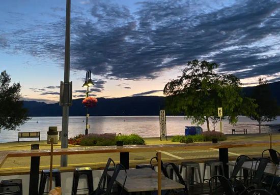 Socialē on Lake Shore