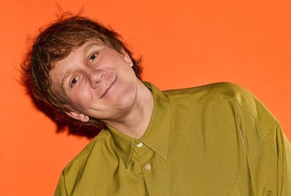 Outback presents Josh Thomas: Jiggle, Jiggle