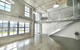 Industrial Daylight Loft Studio for Meetings, Workshops , classes & presentations with Rooftop