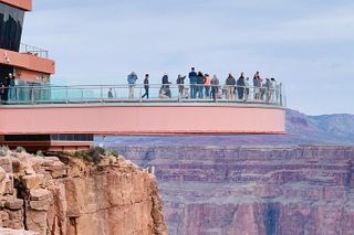 Grand Canyon Tour in Spanish with Skywalk and Hoover Dam included