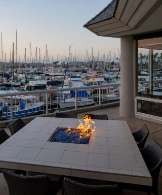 Quarterdeck Restaurant- Bay Club Hotel And Marina