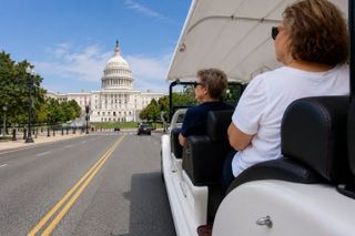 Washington DC: Small-Group Vintage Cart Monuments &Memorials Tour