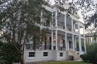 Adults-Only Garden District, Cemetery & Anne Rice True Crime Tour
