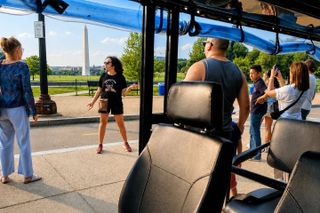 DC: DayTime Small-Group Guided Monuments&Memorials Tour by E-Cart