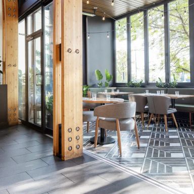 Earls Kitchen + Bar - St. Vital - Winnipeg