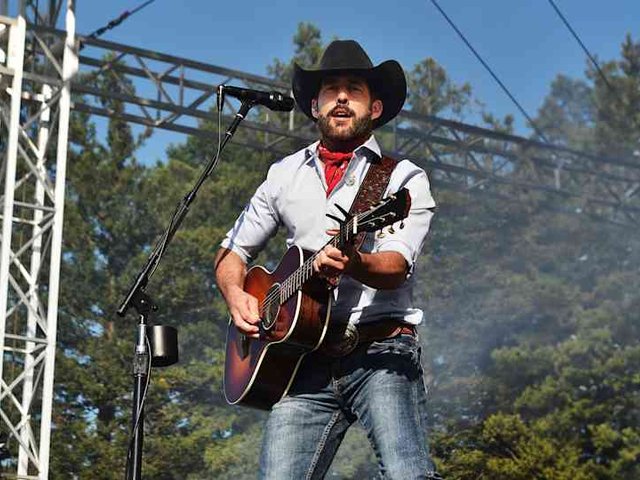 Aaron Watson ft: Dax Davis
