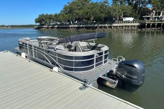 4 Hour Private Hilton Head Boat Rental 22 ft. Luxury Pontoon
